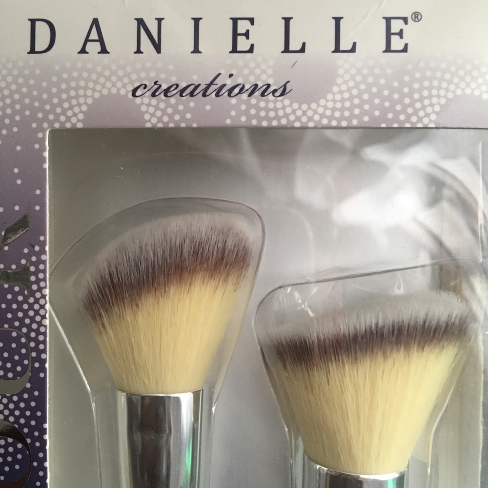 NWT Contour Brush Set